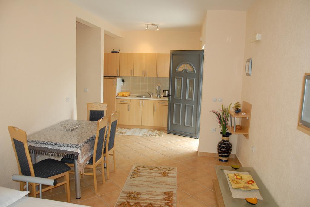 Guest House Evropa 2 Ulcinj Ruang foto